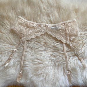 Wacoal b.temt'd Lace Kiss Garter Belt